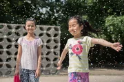 Linh (Lynn Dortschack, li.) und Tien (Linda Anh Dang) im Konfettireigen