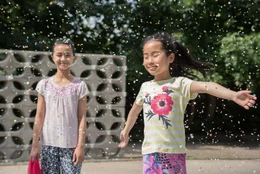 Linh (Lynn Dortschack, li.) und Tien (Linda Anh Dang) im Konfettireigen