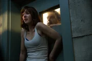 Will Howard (John Goodman, r.) tats&auml;chlich verhindern, dass Michelle (Mary Elizabeth Winstead, l.) die T&uuml;r des Bunkers &ouml;ffnet, um ihrer aller Leben zu retten oder steckt viel mehr dahinter?; Will Howard (John Goodman, r.) tats&auml;chlich verhindern, dass Michelle (Mary Elizabeth Winstead, l.) die T&uuml;r des Bunkers &ouml;ffnet, um ihrer aller Leben zu retten oder steckt viel mehr dahinter?