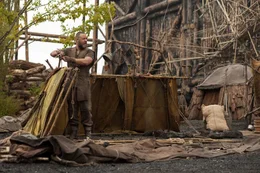 Gott will der Erde eine Sintflut schicken, die alles Leben vernichtet. Um dennoch den Fortbestand einiger Arten zu sichern, soll Noah (Russell Crowe) eine Arche bauen. Doch als andere Menschen erkennen, dass die Arche ihre einzige &Uuml;berlebenschance ist, bedrohen sie ihn und seine Familie ...