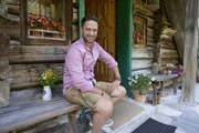 Moderator Richard Deutinger auf der Zauneralm, Kleinsölk, Schladming-Dachstein, Steiermark, Österreich, aufgenommen während ServusTVs Heimatleuchten "Schladming-Dachstein mit Richard Deutinger" am 01.07.2025