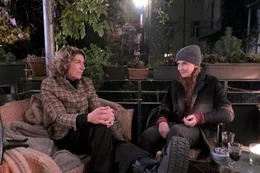Von links: Stella (Adele Neuhauser) und Betty (Sibylle Canonica) sitzen gl&uuml;cklich auf dem Balkon.