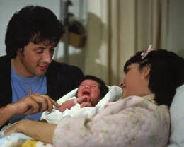Eine gl&uuml;ckliche Familie: Rocky Balboa (Sylvester Stallone, l.) mit Frau Adrian (Talia Shire, r.) und Baby ...