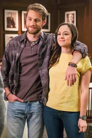 Heath (Cameron Fuller, l.); Erica Goldberg (Hayley Orrantia, r.). Heath (Cameron Fuller, l.); Erica Goldberg (Hayley Orrantia, r.).