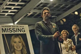 K&ouml;nnen Amys Eltern (Lisa Banes, M., David Clennon, r.) ihrem Schwiegersohn Nick (Ben Affleck, l.) Glauben schenken, dass er, obwohl er sich dauernd in Widerspr&uuml;che verstrickt, nichts mit dem spurlosen Verschwinden ihrer Tochter zu tun hat?