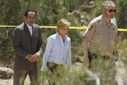 Monk (Tony Shalhoub, li.) und Natalie (Traylor Howard) wurden von dem Sheriff (Daniel Stern) des Ortes, in dem Monk ein Ufo gesehen haben will, um Mithilfe in einem Mordfall gebeten. Doch dabei geraten sie allesamt in t&ouml;dliche Gefahr...