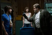 Immer wieder kommen Emmett (John Gallagher jr., l.) und Michelle (Mary Elizabeth Winstead, M.) Zweifel daran, dass sie in Howards (John Goodman, r.) Bunker mit ihm zusammen sicher sind. Doch was sollen sie tun, wenn nur er den Schl&uuml;ssel hat?; Immer wieder kommen Emmett (John Gallagher jr., l.) und Michelle (Mary Elizabeth Winstead, M.) Zweifel daran, dass sie in Howards (John Goodman, r.) Bunker mit ihm zusammen sicher sind. Doch was sollen sie tun, wenn nur er den Schl&uuml;ssel hat?