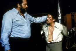 Chefinspektor Tabassi suspendiert Rizzo (Bud Spencer, l.) vom Dienst. Doch das h&auml;lt ihn nicht davon ab, den Gangstern im Alleingang und unter Einsatz seiner gro&szlig;en F&auml;uste das Leben schwer zu machen ...