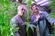 Zoodirektor Dr. Blum (Ralph Herforth, l.) entdeckt eine illegale Marihuana-Plantage im Zoo. Hausmeister Krüger (Karl Karliczek, r.) hat keine Ahnung, was er da für Pflanzen gegossen hat.