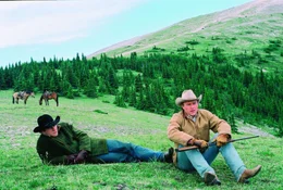 In der rauen Bergwelt des "Brokeback Mountain" kommen sich beiden jungen M&auml;nner Ennis (Heath Ledger, r.) und Jack (Jake Gyllenhaal, l.) langsam n&auml;her. Nach einer durchzechten Nacht geben sie sich ihren lange verdr&auml;ngten Gef&uuml;hlen hin ...