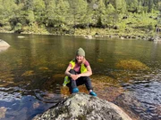 Leyla erkundet ihre neue Heimat und genießt ein paar Sonnenstrahlen am Fluss Sira, der nur einen kurzen Fußmarsch vom Camp entfernt liegt. Leyla erkundet ihre neue Heimat und genießt ein paar Sonnenstrahlen am Fluss Sira, der nur einen kurzen Fußmarsch vom Camp entfernt liegt.