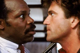 Martin Riggs (Mel Gibson, r), Roger Murtaugh (Danny Glover, l)