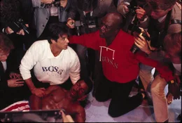 Ein Showkampf zwischen Rockys ehemaligem Konkurrenten, nun aber bestem Freund Apollo Creed (Carl Weathers, liegend) und dem Russen Ivan Drago endet t&ouml;dlich: Apollo stirbt im Boxring in Rockys (Sylvester Stallone, l.) Armen. Aus Rache nimmt Rocky daraufhin Dragos Herausforderung an, in Moskau gegen ihn zu k&auml;mpfen ...