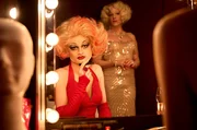 Thilo Lambl (Tim Bergmann, r.) und Florian Fischer (Joscha Baltha, l.) müssen in einem Dragqueen-Contest, in dessen Umfeld es zu einem Anschlag kam, darum konkurrieren, wer die bessere „Marilyn Monroe“ ist.