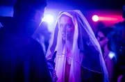 Luis (Noah Saavedra) und Marie (Svenja Jung); Marie (Svenja Jung, r) fragt Luis (Noah Saavedra), ob er sie vor Matthias Anmachversuchen retten kann.