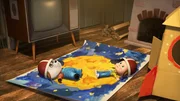 Mascha und Panda spielen Mondlandung.