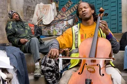 Mit seiner Musik kann Nathaniel Ayers (Jamie Foxx, r.) alle Menschen verzaubern, doch schizophrene Sch&uuml;be machen dem Heimatlosen das Leben schwer ...