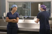 Dr. Maggie Pierce (Kelly McCreary, l.); Dr. Meredith Grey (Ellen Pompeo, r.)