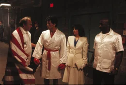 Begleitet von seiner Frau Adrian (Talia Shire, 2.v.r.), seinem Schwager Paulie (Burt Young, l.) und seinem Coach Duke (Tony Burton, r.) geht Rocky (Sylvester Stallone, 2.v.l.) das Wagnis ein, gegen den russischen Champion in dessen Heimat zu k&auml;mpfen ...