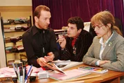 Lisa (Alexandra Neldel, r.) fällt aus allen Wolken, als Hugo (Hubertus Regout, l.) erklärt, dass das Foto schon ein Jahr alt ist. Rokko (Manuel Cortez, M.) versteht, was das bedeutet ...