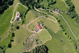 Luftbildaufnahme vom Hof von Thomas Quehenberger Junior in Lampersbach, Gemeinde Werfenweng.