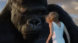 Ann Darrow (Naomi Watts) erkennt, dass der Gorilla King Kong ihr nie etwas B&ouml;ses wollte und sich hinter seiner harten Schale ein weicher Kern verbirgt.