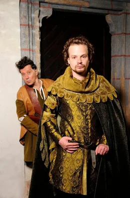 Prinz Karel (Krystof H&aacute;dek), Bruder des Kronprinzen Jan) und sein Diener Pakosta (Pavel Kr&iacute;z) v.r.