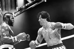 Rocky Balboa (Sylvester Stallone, r.) ist auf dem H&ouml;hepunkt seiner Karriere angelangt. Seine Fans lieben ihn, seine Gegner f&uuml;rchten ihn, er f&uuml;hlt sich unbesiegbar - bis ihn die brutale Kampfmaschine Clubber Lang (Mr. T, l.) mit einem alles entscheidenden Schlag vom Thron st&uuml;rzt ...