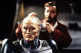 Bevor er seine Mission antreten kann, muss RoboCop (Robert John Burke, l.) noch einmal general&uuml;berholt werden ...