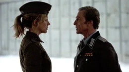 Die angehende Stasi-Agentin Saskia Starke (Petra Schmidt-Schaller) wird von ihrem Vater Erich Leschke (Andr&eacute; Hennicke) ausgebildet.