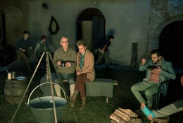 Julian (Marinus Hohmann), Dick (Ron Antony Renzenbrink) und George (Allegra Tinnefeld) schleichen sich am Rest der Wandergruppe vorbei &ndash; Professor Herzog (Peter Prager) und seine Frau Barbara (Melika Foroutan) sowie Pedro (Manuel Cortez).