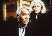 Der Gründer des Geheimdienstes, Harry Thornton (Howard Duff, l.), hat seine Freundin Christina (Barbara Bain, r.) aus der Sowjetunion geholt. Im Gepäck hat die russische Agentin brisante Unterlagen ... Der Gründer des Geheimdienstes, Harry Thornton (Howard Duff, l.), hat seine Freundin Christina (Barbara Bain, r.) aus der Sowjetunion geholt. Im Gepäck hat die russische Agentin brisante Unterlagen ...