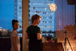 Von links: Linh (Lynn Dortschack) und Pauline (Lisa Wihstutz) spionieren gemeinsam.