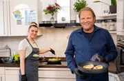 Björn Freitag zeigt der pädagogischen Fachkraft Larissa Stermann in der Kinder- und Jugendhilfe, wie man gesund und günstig kocht.