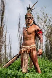 Tenoch (Darsteller unbekannt), der mythische Führer der Azteken. Er erblickte das Zeichen der Götter, sich niederzulassen und legte den Grundstein ihrer Metropole Tenochtitlan. Tenoch (Darsteller unbekannt), der mythische Führer der Azteken. Er erblickte das Zeichen der Götter, sich niederzulassen und legte den Grundstein ihrer Metropole Tenochtitlan.