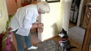 Die einsame Rentnerin Heide-Lore Bieger hat mit ihrer Hündin Bogar endlich wieder einen Ansprechpartner zuhause.