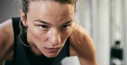 Valerie Pachner (Lola).