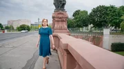 Die Militärhistorikerin Lynette Nusbacher erkundet die Moltkebrücke in Berlin, Deutschland (National Geographic).