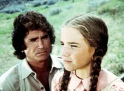 Charles (Michael Landon, l.) versucht, Laura (Melissa Gilbert, r.) zu erkl&auml;ren, warum die Indianer ihr gegen&uuml;ber so misstrauisch sind.