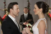 David (Andreas Hofer, l.) erwartet Jenny vor dem Traualtar. (Standesbeamter Komparse)