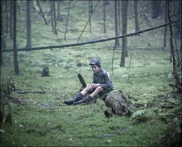 Jurek (Andrzej Tkacz) allein im Wald. Es regnet, er hat seine Kindergang verloren und hat Hunger.