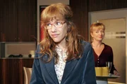 Helga (Ulrike Mai, r.) merkt, dass Lisa (Alexandra Neldel, l.) Rokko beschäftigt, aber Lisa will sich dazu nicht äußern. Helga (Ulrike Mai, r.) merkt, dass Lisa (Alexandra Neldel, l.) Rokko beschäftigt, aber Lisa will sich dazu nicht äußern.