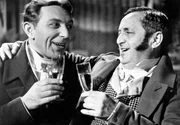 Der Kongress tanzt und die Kammerdiener Jean (Theo Lingen, l.) und Knöpfel (Hans Moser) versöhnen sich endlich. Der Kongress tanzt und die Kammerdiener Jean (Theo Lingen, l.) und Knöpfel (Hans Moser) versöhnen sich endlich.