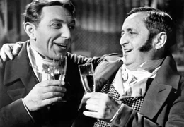 Der Kongress tanzt und die Kammerdiener Jean (Theo Lingen, l.) und Kn&ouml;pfel (Hans Moser) vers&ouml;hnen sich endlich.