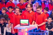 Das rote Rateteam aus Sofia/Bulgarien gr&uuml;belt &uuml;ber die richtige Antwort auf Eltons herausfordernde Quizfrage.