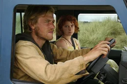 Pascal (Johnny Flynn) und Moll (Jessie Buckley)