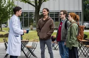 Dr. Ben Ahlbeck (Philipp Danne) ist nach seinem Urlaub zur&uuml;ck am JTK und trifft prompt auf seine auszubildenden Assistenz&auml;rzte Ivo Maric (Jakob D'Aprile), Olli Probst (Arne Kert&eacute;sz) und Tamar Hummel (Linda Kummer). (v.l.n.r. Philipp Danne, Jakob D'Aprile, Arne Kert&eacute;sz, Linda Kummer)
