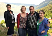 Nach 16 Jahren kehrt Marit Gustavsson (Muriel Baumeister, li.) erstmals in ihr norwegisches Heimatdorf Solvorn zurück. Ihre ältere Schwester Kristin (Floriane Daniel, 2.v.li.), die hier mit ihrem Mann Petter (Felix Vörtler) und ihrer Tochter Ida (Henriette Confurius) lebt, ist nicht begeistert.