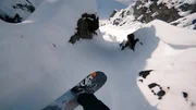 Blickwinkel von Travis Rice beim Snowboarden auf einem Berg in Alaska.