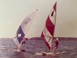 Windsurfen geh&ouml;rte zu den Sportarten, die es schwer hatten in der DDR. Unter der Bezeichnung "Brettsegeln" fand es schlie&szlig;lich doch eine Nische im DDR-Sportsystem. Bei anderen Disziplinen wie dem Golfsport war das undenkbar - dennoch gab es auch einige DDR-B&uuml;rger, die Golf spielten.